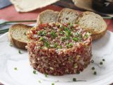 Resepti Tartar de fuet: pikaversio klassisesta pihvitartarista.