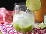 Resepti Sitruuna-caipirinha: helposti valmistettava brasilialainen juoma ilman cocktailisekoitinta