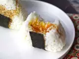 Resepti Onigiri, jossa on soijakastikkeeseen säilöttyä munankeltuaista