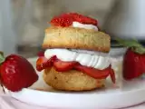 Resepti Strawberry shortcake, amerikkalainen mansikkakermakakku, joka ei koskaan petä...