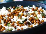 Resepti Kurkku-, paahdettu kikherne-, avokado- ja fetasalaatti