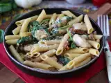 Resepti Marry me chicken pasta: kermainen pastaruoka, jossa on kanaa, kuivattuja tomaatteja ja parmesaania