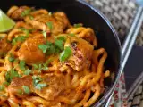 Resepti Kanakastikkeella maustetut udon-nuudelit ja kermainen thaimaalainen currykastike