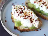 Resepti Avokado- ja raejuustoleipä mausteisella hunajalla