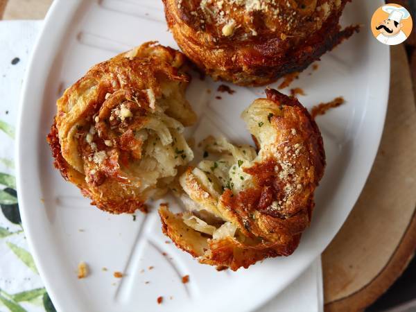 Cruffins, croissantin ja muffinssin yhdistelmä, tässä tapauksessa parmesaanilla ja mozzarellalla suolattuna. - Valmistelu askel 8