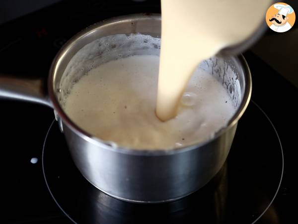 Cruffins, croissantin ja muffinssin yhdistelmä, jossa on vaniljakastiketta ja suklaata. - Valmistelu askel 3