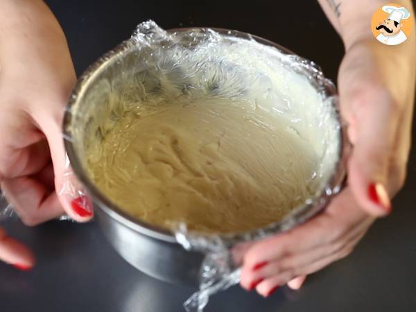 Cruffins, croissantin ja muffinssin yhdistelmä, jossa on vaniljakastiketta ja suklaata. - Valmistelu askel 5