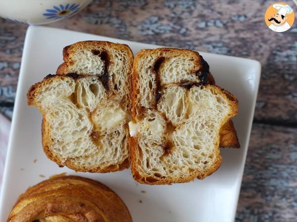 Cruffins, croissantin ja muffinssin yhdistelmä, jossa on vaniljakastiketta ja suklaata. - Valmistelu askel 15