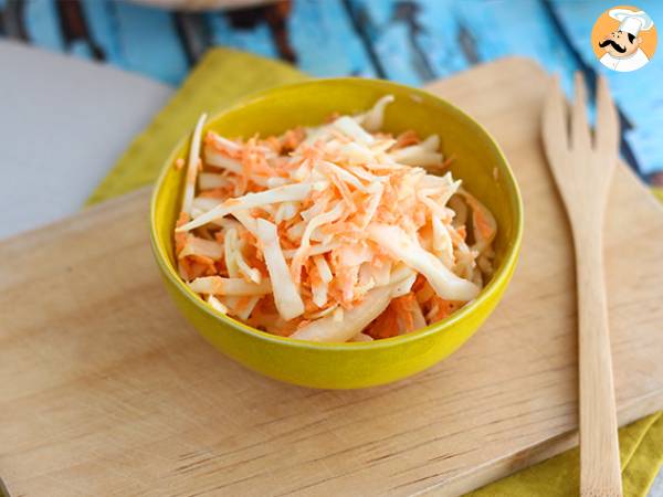 Amerikkalaistyylinen coleslaw (kaali- ja porkkanasalaatti)