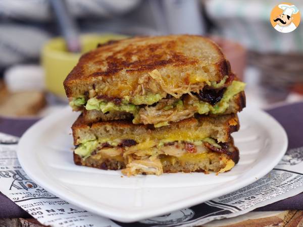 Amerikkalaistyylinen grilled cheese maxi sandwich: kana, avokado, pekoni - kuva 2