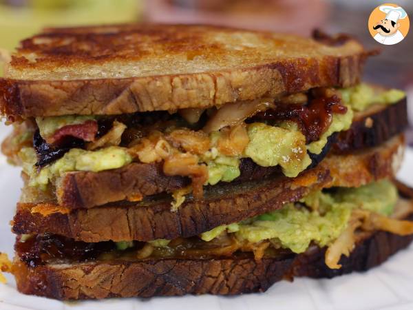 Amerikkalaistyylinen grilled cheese maxi sandwich: kana, avokado, pekoni - kuva 3