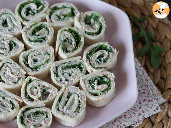 Aperitiivikääreet, joissa on tortilloja, tonnikalaa ja ranskankermaa.