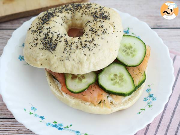 Bagel lohen, kurkun ja juustokastikkeen kera