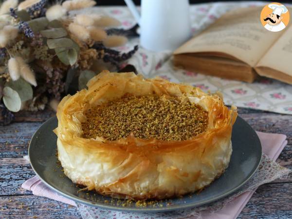 Baklava-tyylinen juustokakku pistaasipähkinöiden kanssa, rapea ja sulava