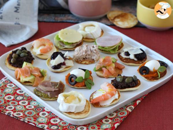 Blini-tarjotin täytteineen, täydellinen monipuolinen aperitiivi juhlakaudelle.