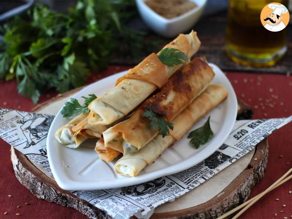 Börek fetajuuston ja persiljan kera