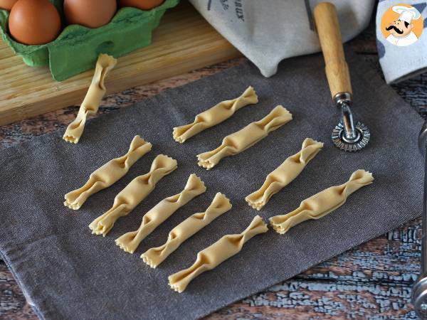 Caramelle, karkkien muotoiset ravioli, joissa on kurpitsan ja ricotta-täytettä.