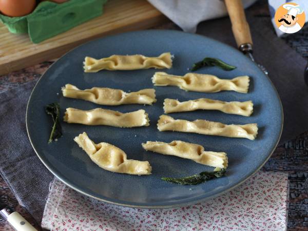 Caramelle, karkkien muotoiset ravioli, joissa on kurpitsan ja ricotta-täytettä. - kuva 3