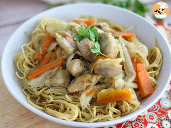 Chow mein (chao men), kiinalaisia nuudeleita kanan ja vihannesten kera. - kuva 4