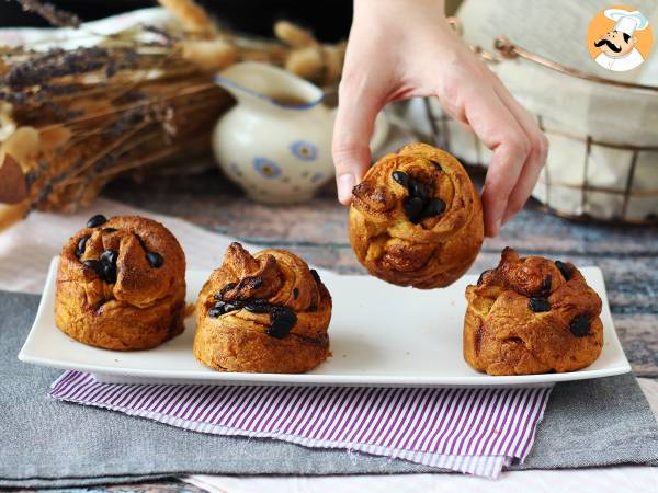 Cruffins, croissantin ja muffinssin yhdistelmä, jossa on vaniljakastiketta ja suklaata.