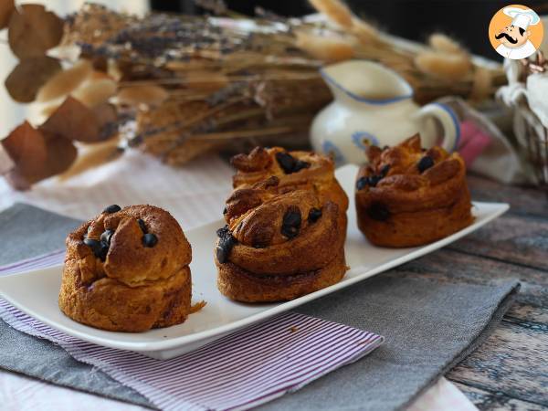 Cruffins, croissantin ja muffinssin yhdistelmä, jossa on vaniljakastiketta ja suklaata. - kuva 3