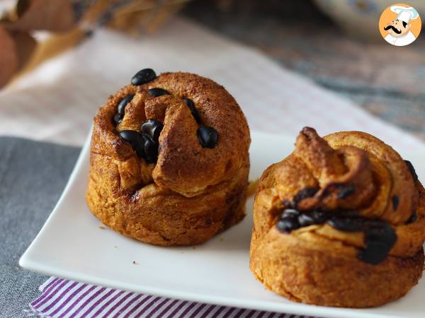 Cruffins, croissantin ja muffinssin yhdistelmä, jossa on vaniljakastiketta ja suklaata. - kuva 4