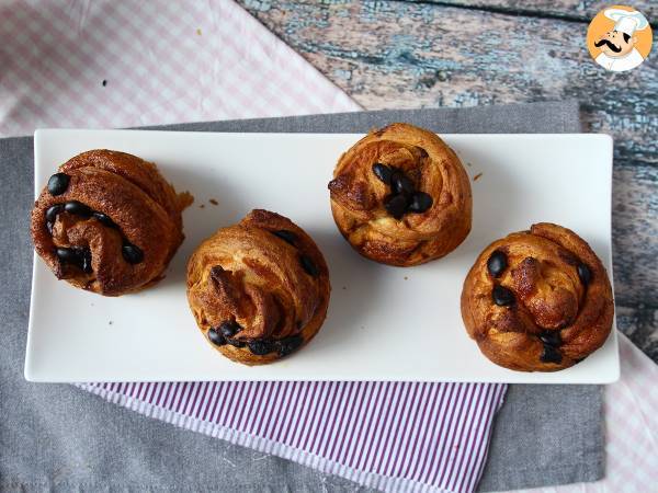 Cruffins, croissantin ja muffinssin yhdistelmä, jossa on vaniljakastiketta ja suklaata. - kuva 5