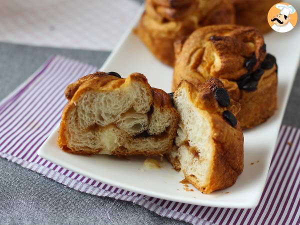 Cruffins, croissantin ja muffinssin yhdistelmä, jossa on vaniljakastiketta ja suklaata. - kuva 6