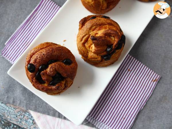 Cruffins, croissantin ja muffinssin yhdistelmä, jossa on vaniljakastiketta ja suklaata. - kuva 7