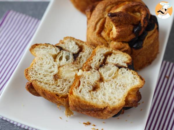 Cruffins, croissantin ja muffinssin yhdistelmä, jossa on vaniljakastiketta ja suklaata. - kuva 8