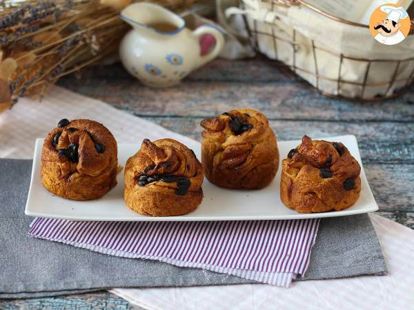 Cruffins, croissantin ja muffinssin yhdistelmä, jossa on vaniljakastiketta ja suklaata. - kuva 9