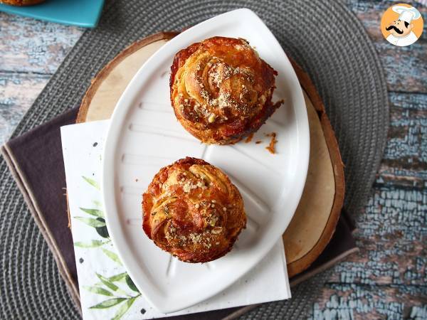 Cruffins, croissantin ja muffinssin yhdistelmä, tässä tapauksessa parmesaanilla ja mozzarellalla suolattuna. - kuva 2