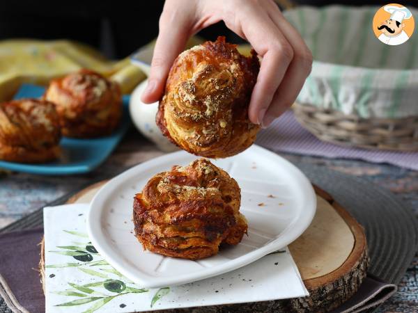 Cruffins, croissantin ja muffinssin yhdistelmä, tässä tapauksessa parmesaanilla ja mozzarellalla suolattuna. - kuva 3