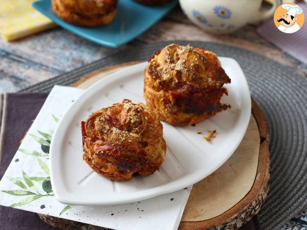 Cruffins, croissantin ja muffinssin yhdistelmä, tässä tapauksessa parmesaanilla ja mozzarellalla suolattuna. - kuva 4