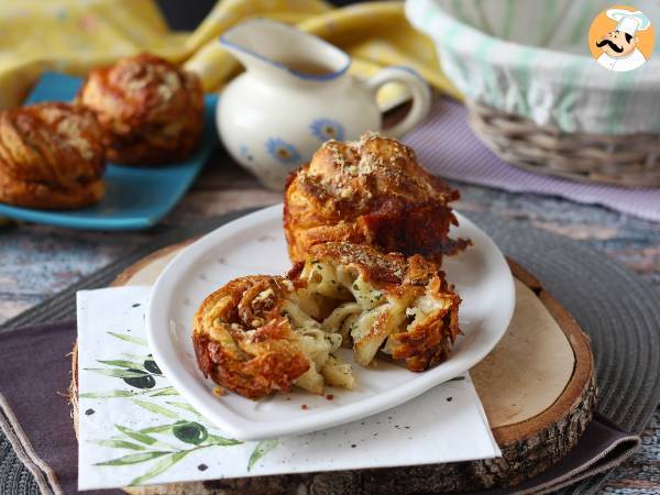 Cruffins, croissantin ja muffinssin yhdistelmä, tässä tapauksessa parmesaanilla ja mozzarellalla suolattuna. - kuva 5