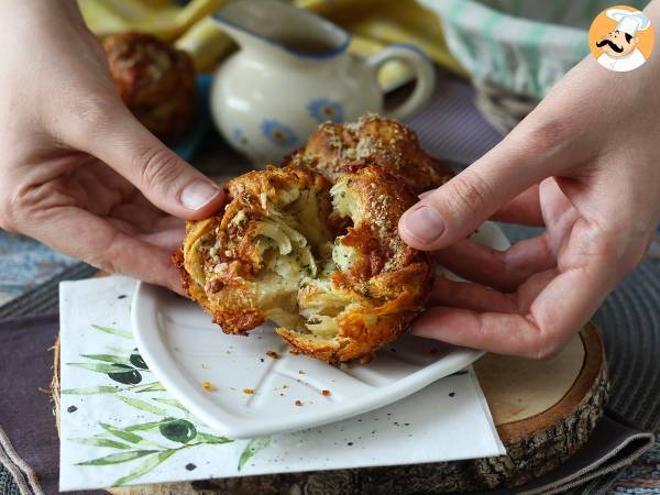 Cruffins, croissantin ja muffinssin yhdistelmä, tässä tapauksessa parmesaanilla ja mozzarellalla suolattuna. - kuva 6