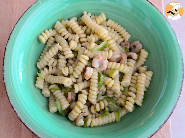 Fusilli kesäkurpitsan, katkarapujen ja inkiväärin kanssa