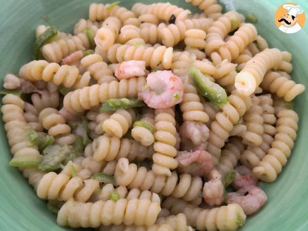 Fusilli kesäkurpitsan, katkarapujen ja inkiväärin kanssa - kuva 2