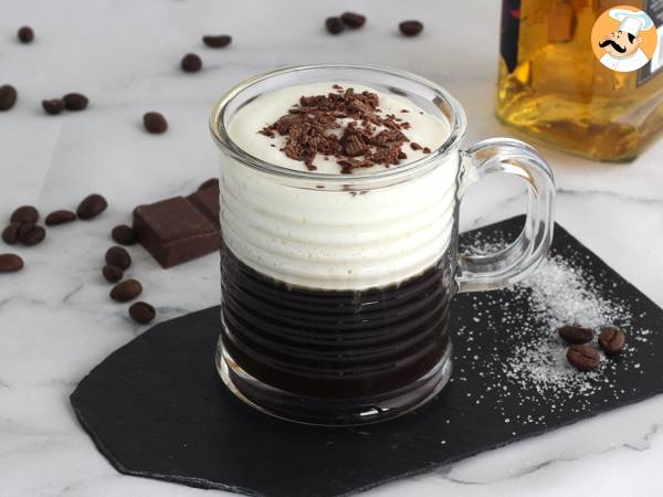 Irish Coffee (kahvi viskin ja kermavaahdon kera)