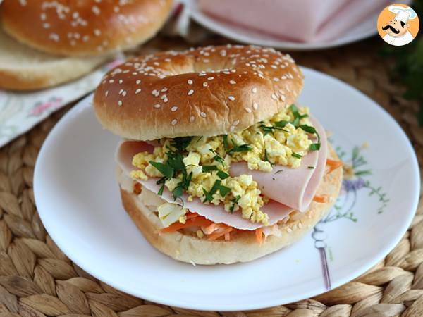 Kalkkunaleipä bagel, coleslaw ja keitetty kananmuna.