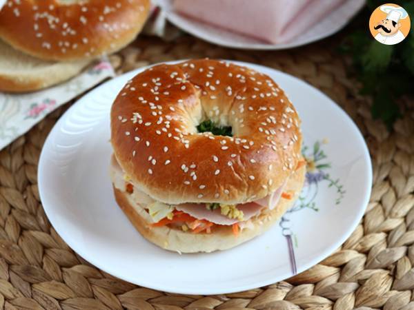 Kalkkunaleipä bagel, coleslaw ja keitetty kananmuna. - kuva 2