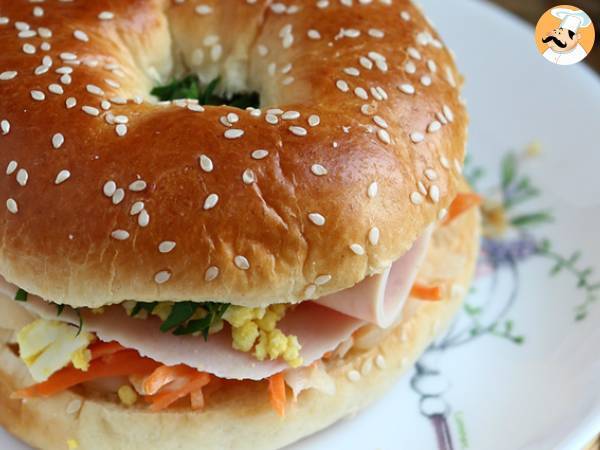 Kalkkunaleipä bagel, coleslaw ja keitetty kananmuna. - kuva 3