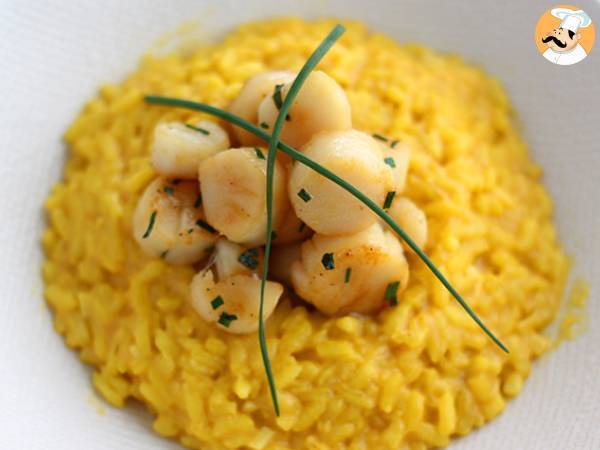 Kampasimpukoiden risotto sahramin kera