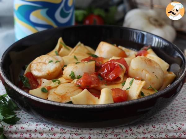 Kampasimpukoilla varustettu pasta, tyylikäs merenelävien ensimmäinen ruokalaji - kuva 2