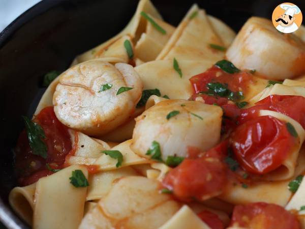 Kampasimpukoilla varustettu pasta, tyylikäs merenelävien ensimmäinen ruokalaji - kuva 3