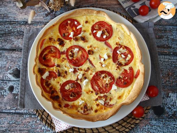 Kasvisruokaa tomaatti-feta-quiche, joka sopii täydellisesti piknikille!