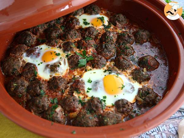 Kefta tagine (mausteisten ja yrttien kanssa jauhettuja lihapullia)