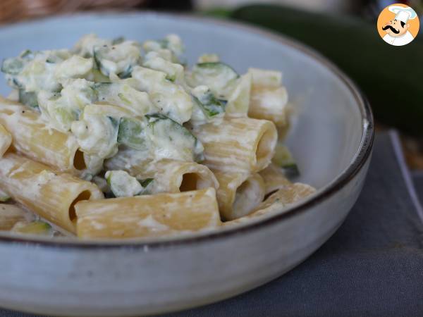 Kermainen pasta kesäkurpitsojen kanssa, maukas ja erittäin nopea resepti