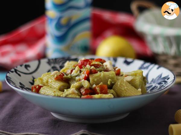 Kylmää pastaa avokadokermalla, manteleilla ja kirsikkatomaateilla: kasvisruokaa ja erittäin maukasta!