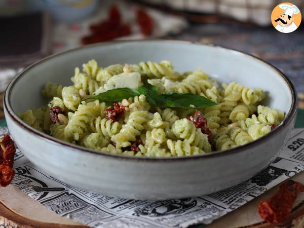 Kylmää pastaa kesäkurpitsapeston, puhvelimozzarellan ja aurinkokuivattujen tomaattien kanssa